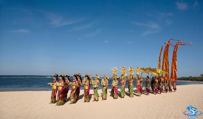 Procession-at-the-Beach